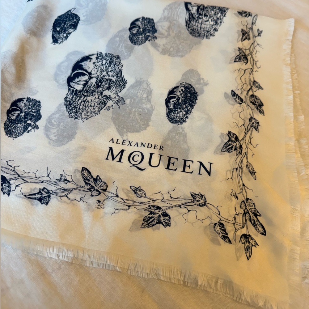 Alexander McQueen Skull & Ivy Print Silk Scarf – Ivory/Navy